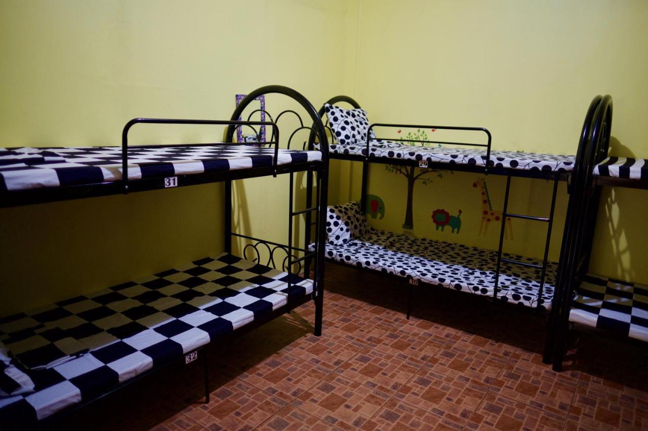 Fat Monkey Hostel Корон Екстериор снимка